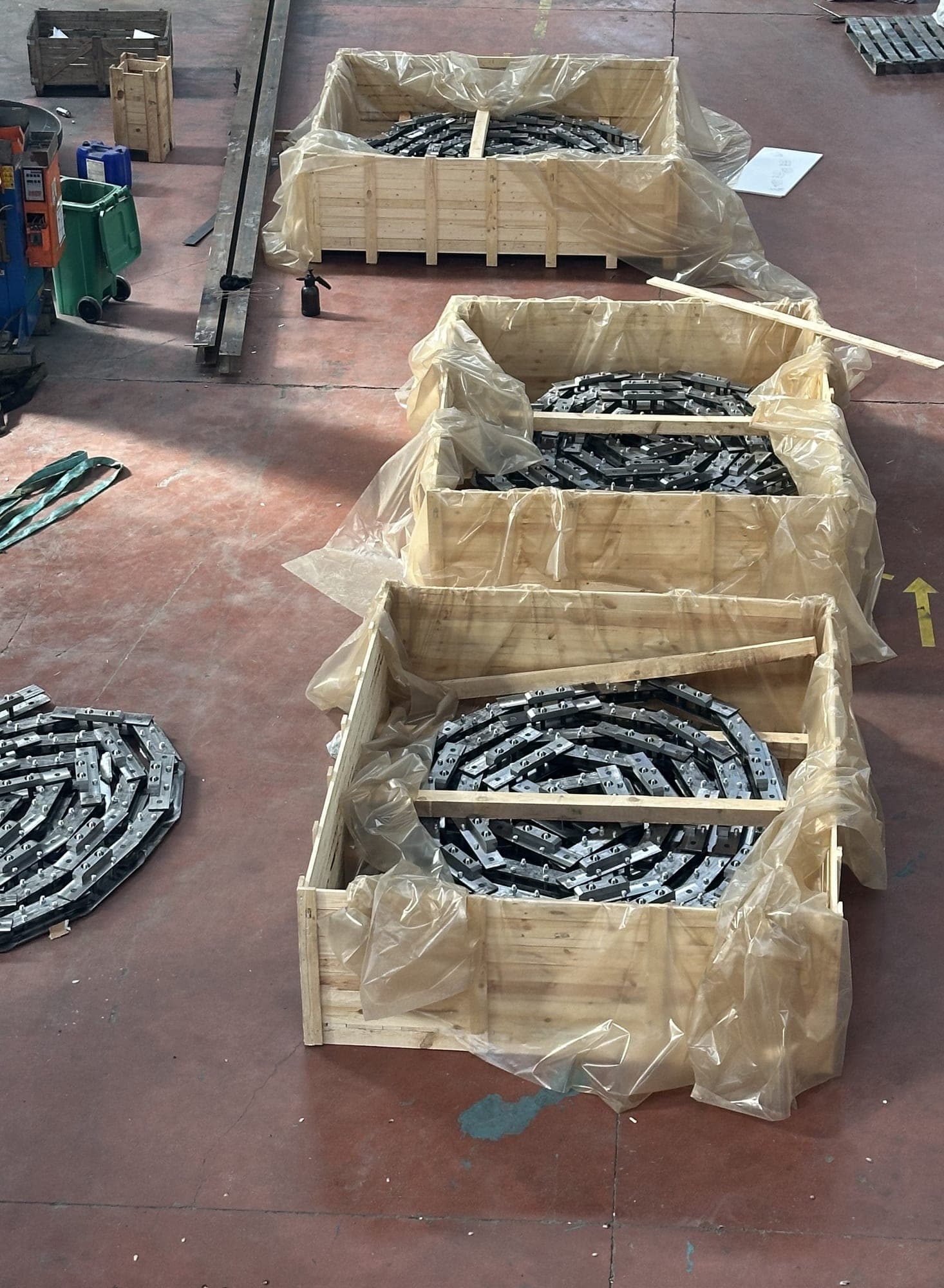 Conveyor chain assemblies packed in crates for shipment